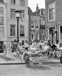 102440 Gezicht op het terras bij het café Donkere Gaard 13 te Utrecht, tijdens de warme zomer van 1975.